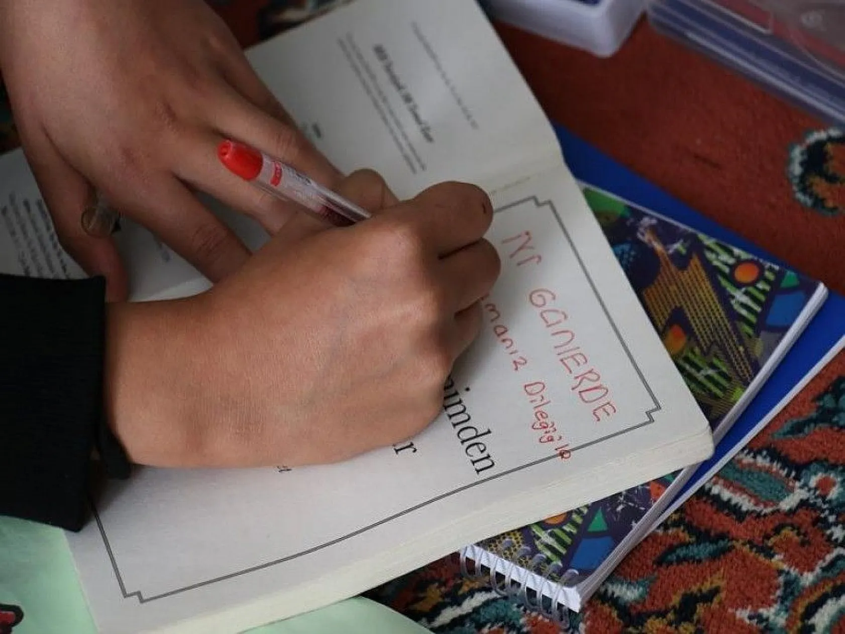 Depremzede çocuklar, İzmir için koli koli yardım topladı