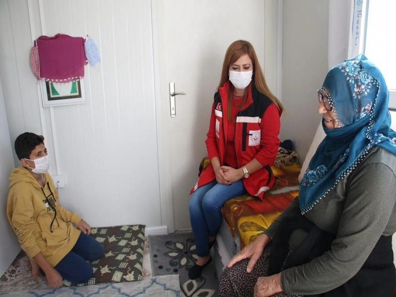 Depremzede çocuklar, İzmir için koli koli yardım topladı