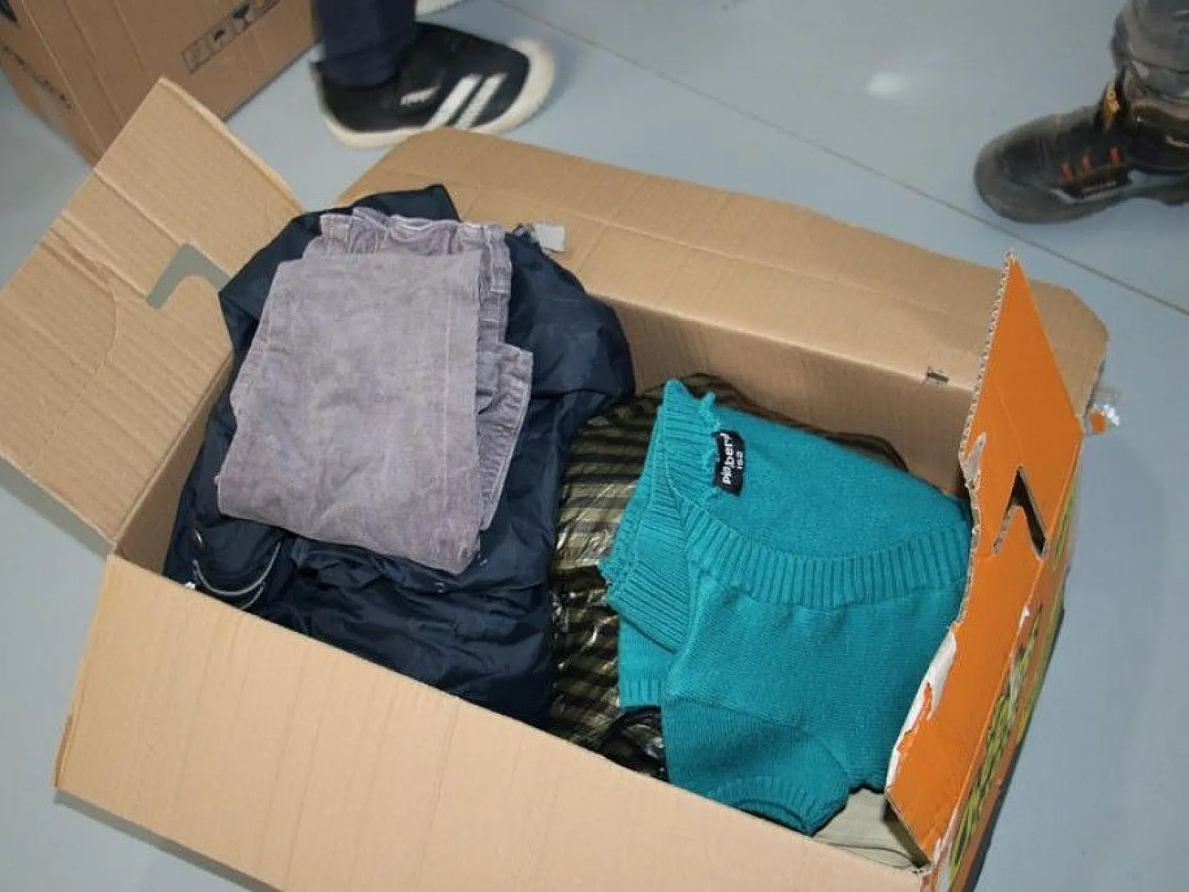 Depremzede çocuklar, İzmir için koli koli yardım topladı