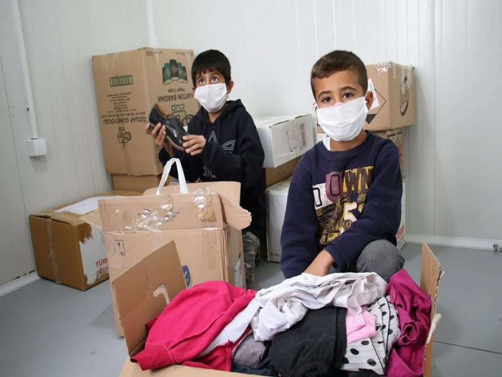 Depremzede çocuklar, İzmir için koli koli yardım topladı