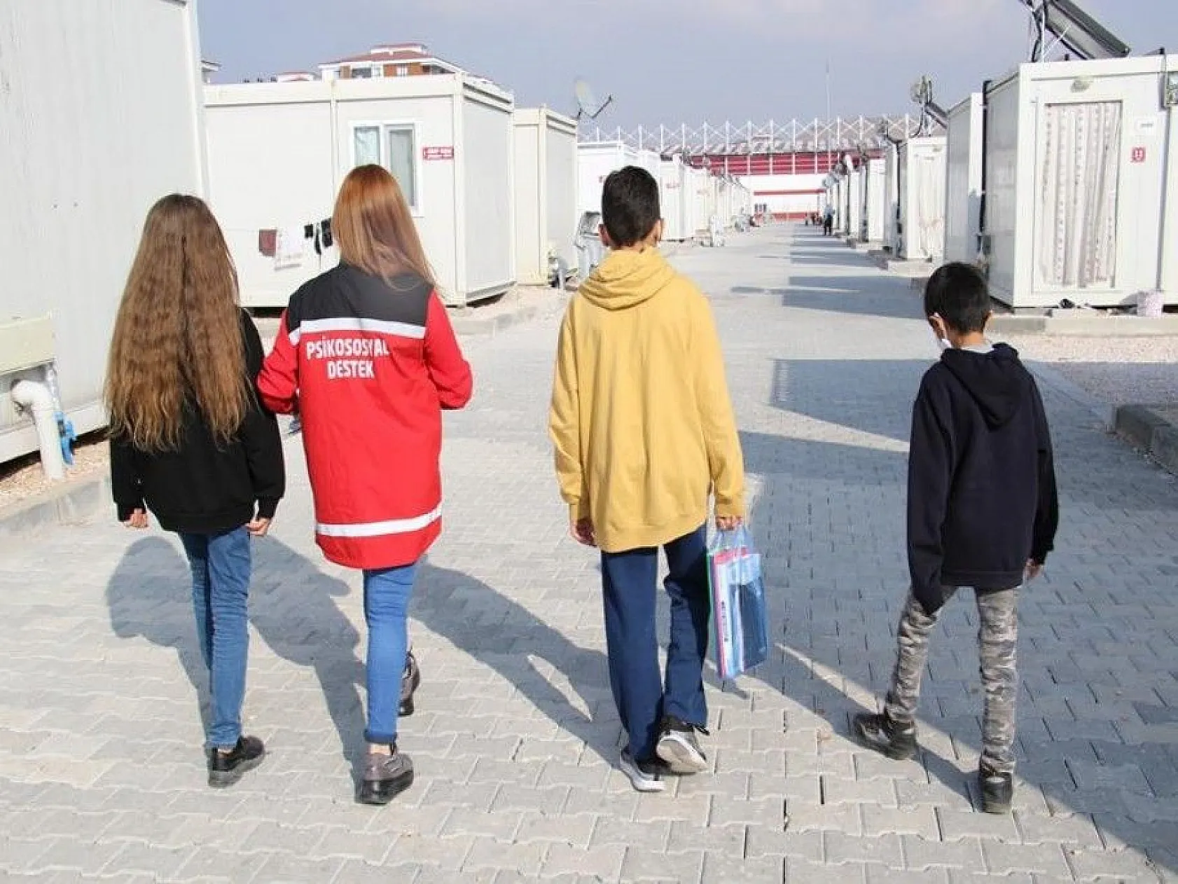 Depremzede çocuklar, İzmir için koli koli yardım topladı