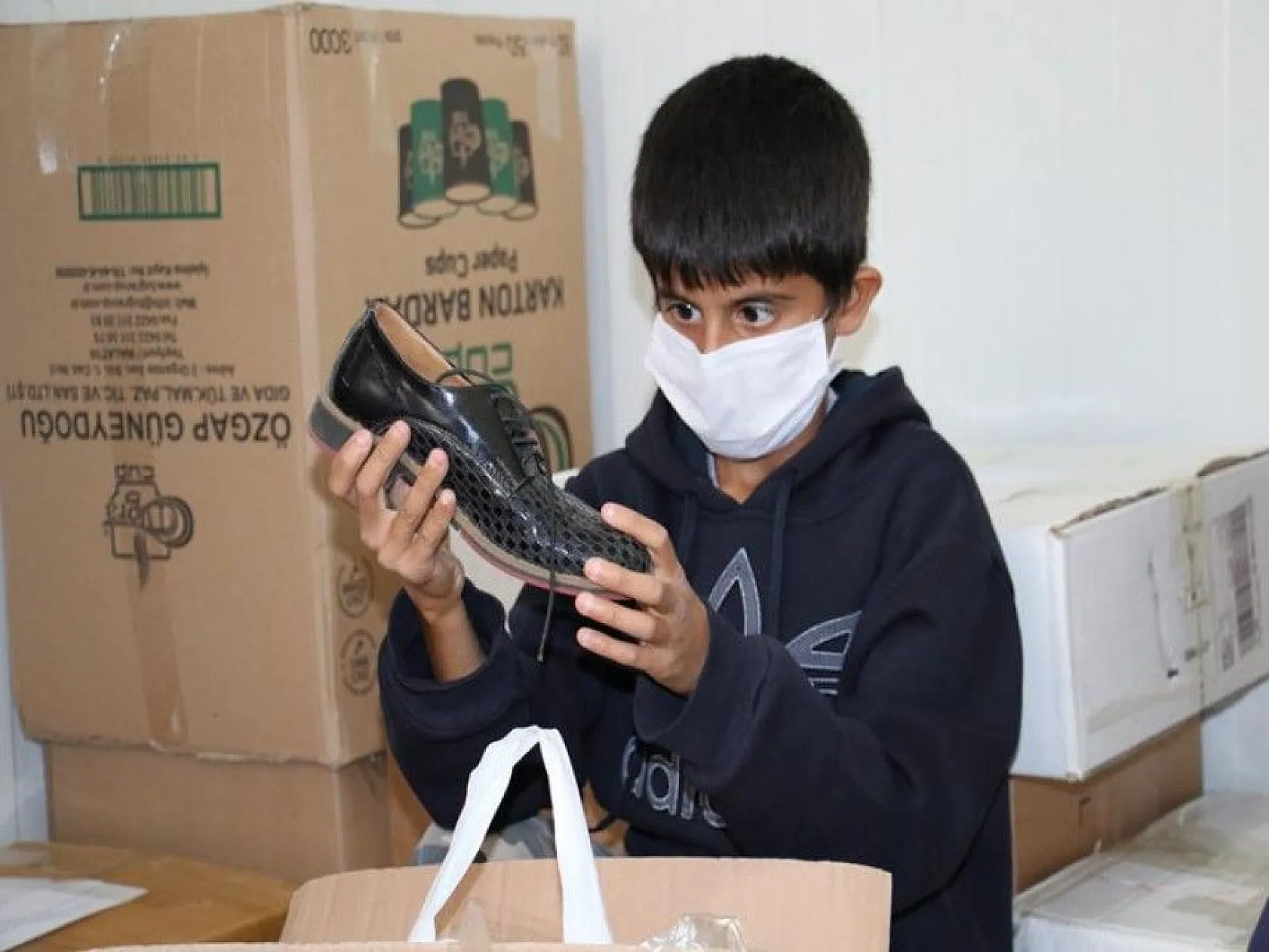 Depremzede çocuklar, İzmir için koli koli yardım topladı