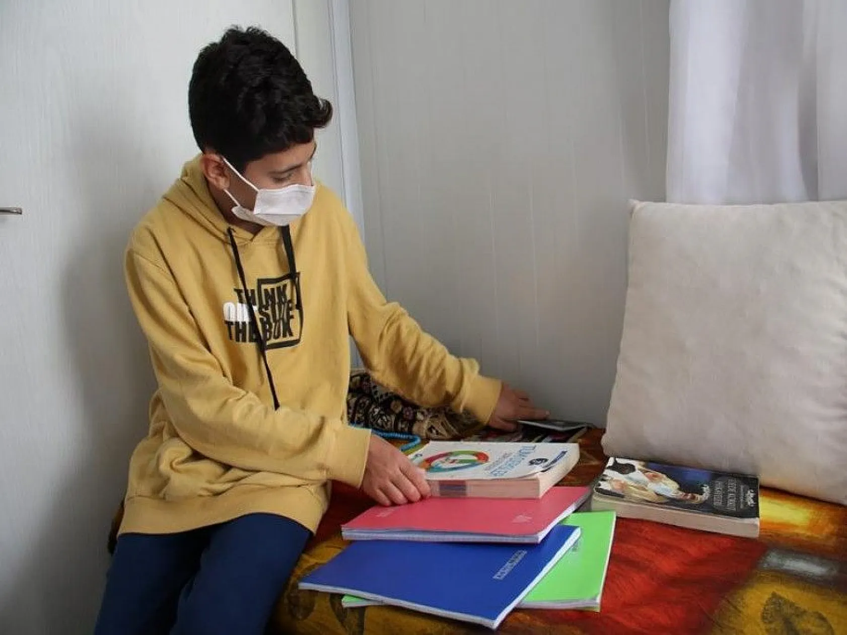 Depremzede çocuklar, İzmir için koli koli yardım topladı