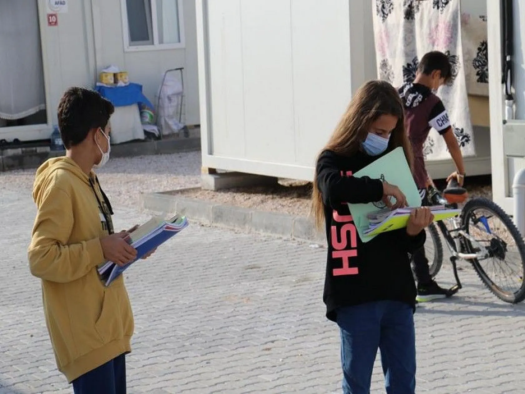 Depremzede çocuklar, İzmir için koli koli yardım topladı