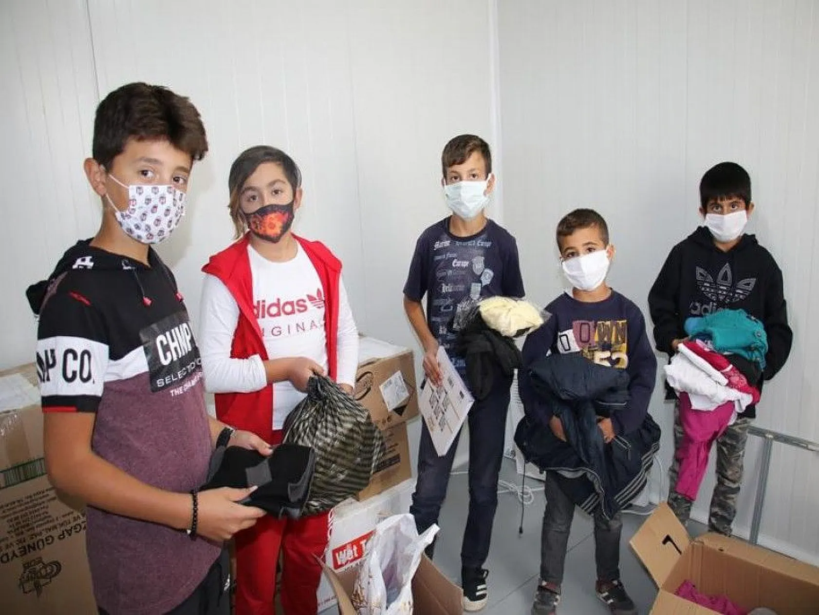 Depremzede çocuklar, İzmir için koli koli yardım topladı
