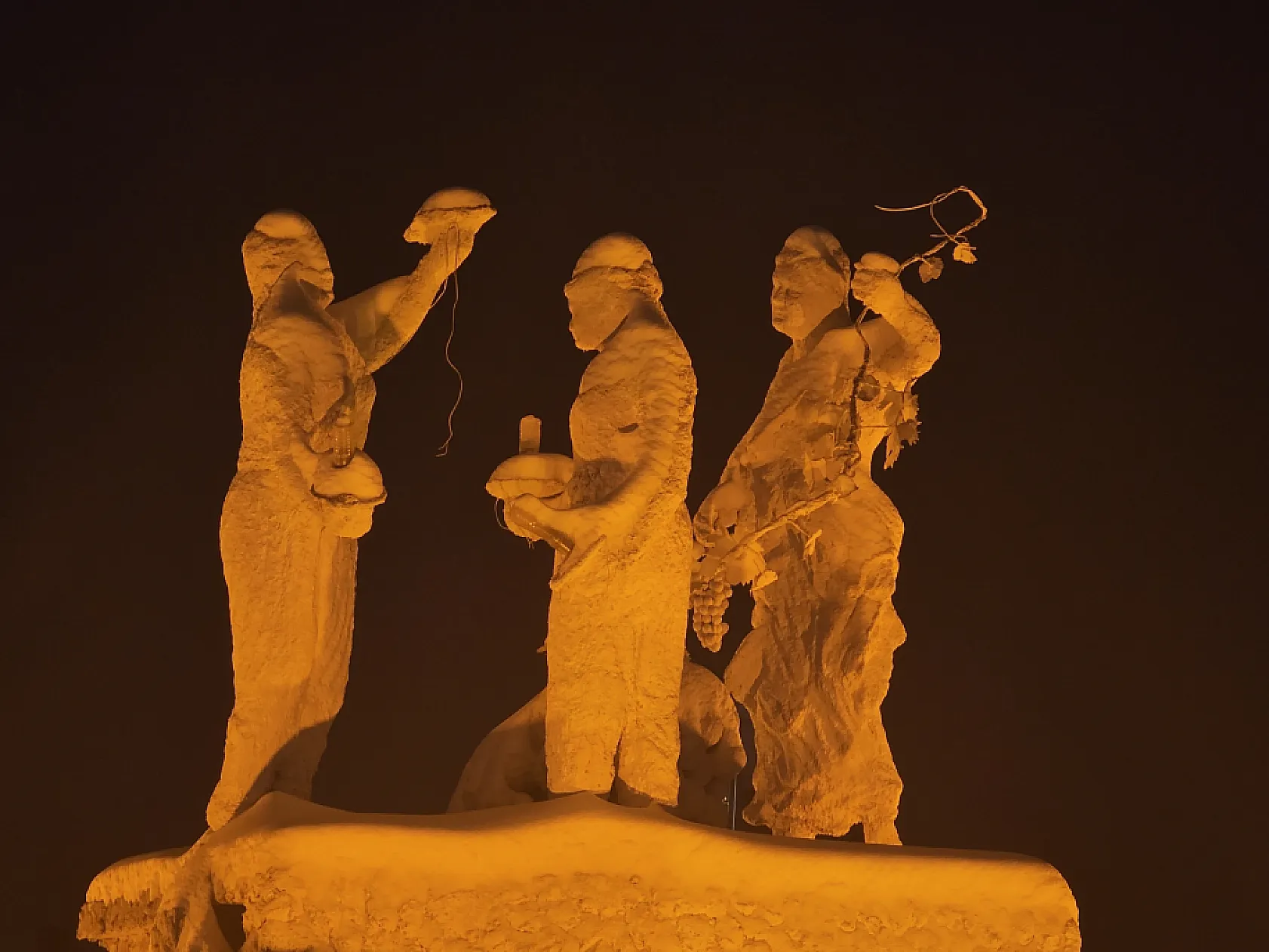 Bu manzaraya bakmadan geçilmiyor: Elazığ'ın simgesinde kar büyüsü!