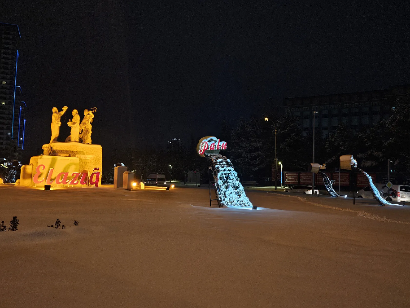 Bu manzaraya bakmadan geçilmiyor: Elazığ'ın simgesinde kar büyüsü!