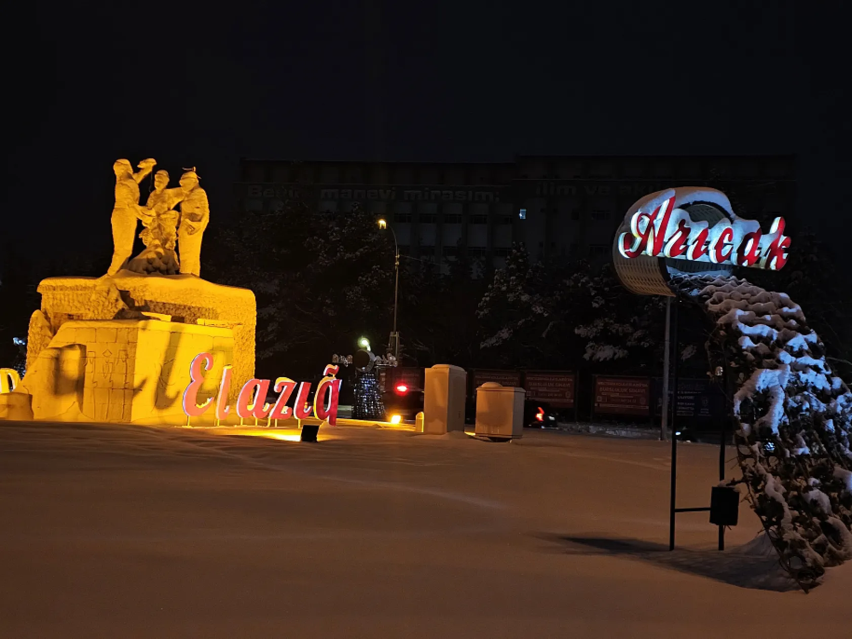 Bu manzaraya bakmadan geçilmiyor: Elazığ'ın simgesinde kar büyüsü!