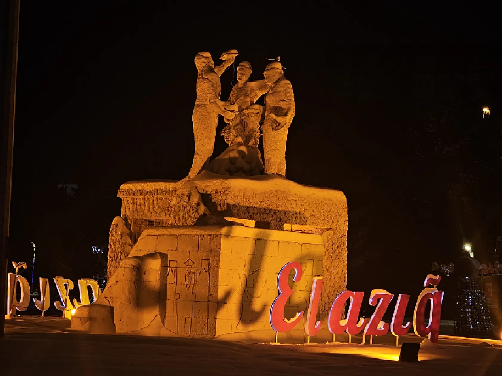 Bu manzaraya bakmadan geçilmiyor: Elazığ'ın simgesinde kar büyüsü!