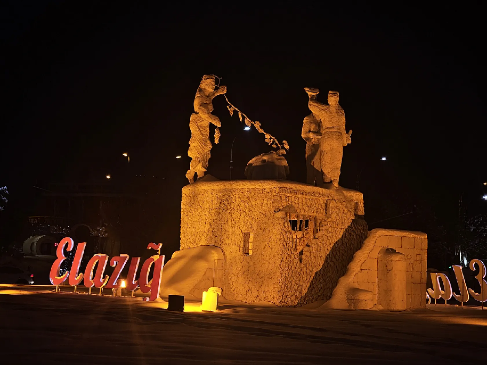 Bu manzaraya bakmadan geçilmiyor: Elazığ'ın simgesinde kar büyüsü!