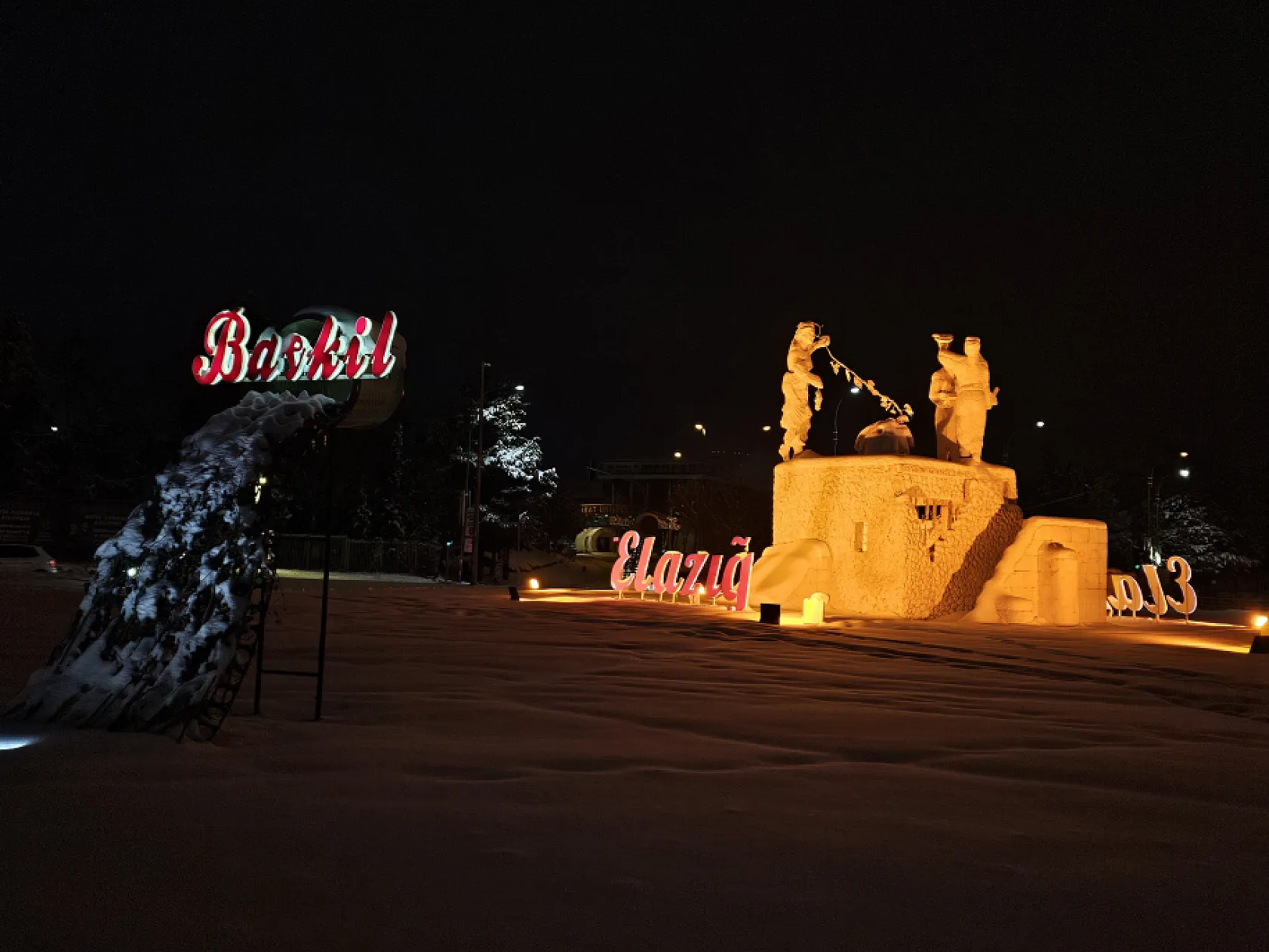 Bu manzaraya bakmadan geçilmiyor: Elazığ'ın simgesinde kar büyüsü!