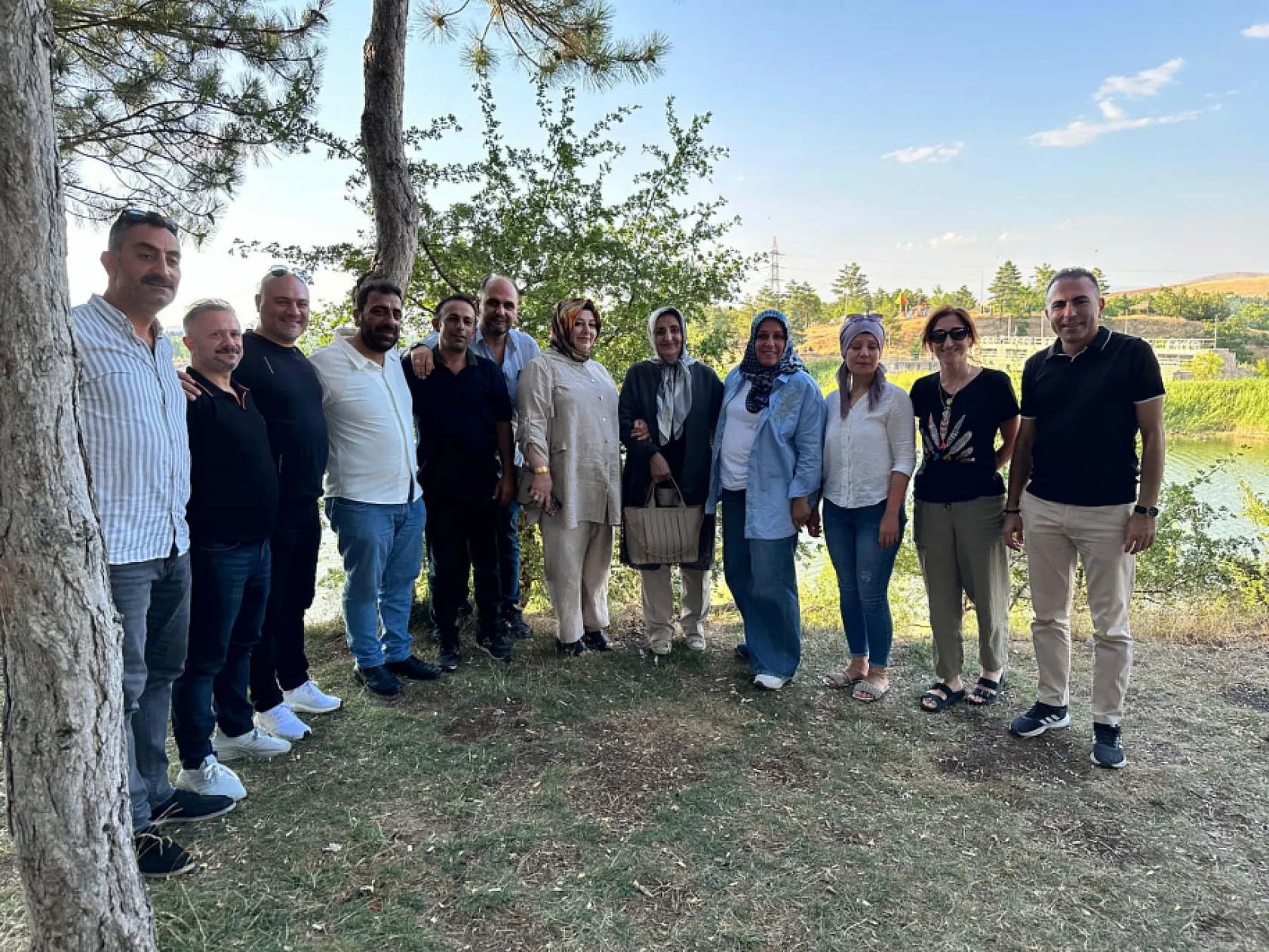 Anılarla Dolu Duygusal Buluşma: Elazığ'da 1993 Mezunları Öğretmenleriyle Kucaklaştı!