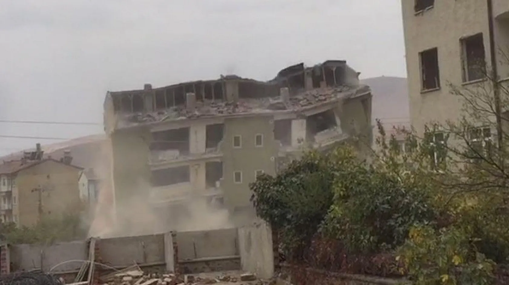 Deprem bölgesi Elazığ'da binalar böyle yıkıldı