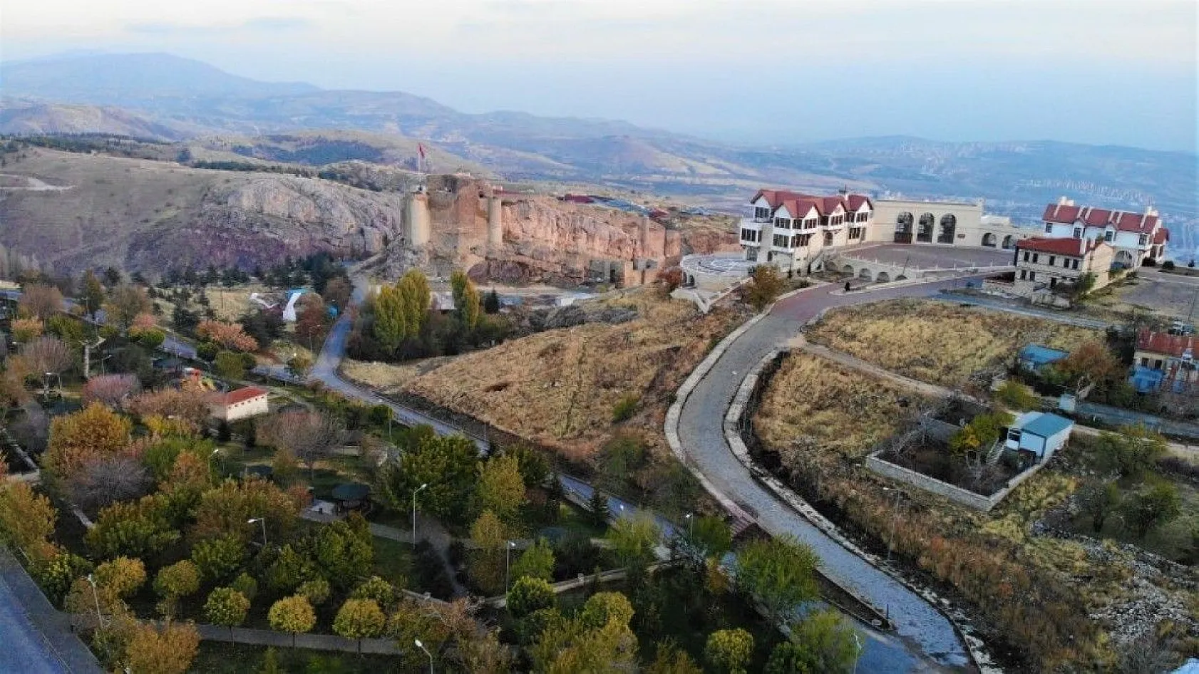 Sessizliğe bürünen Harput'ta sonbahar güzelliği