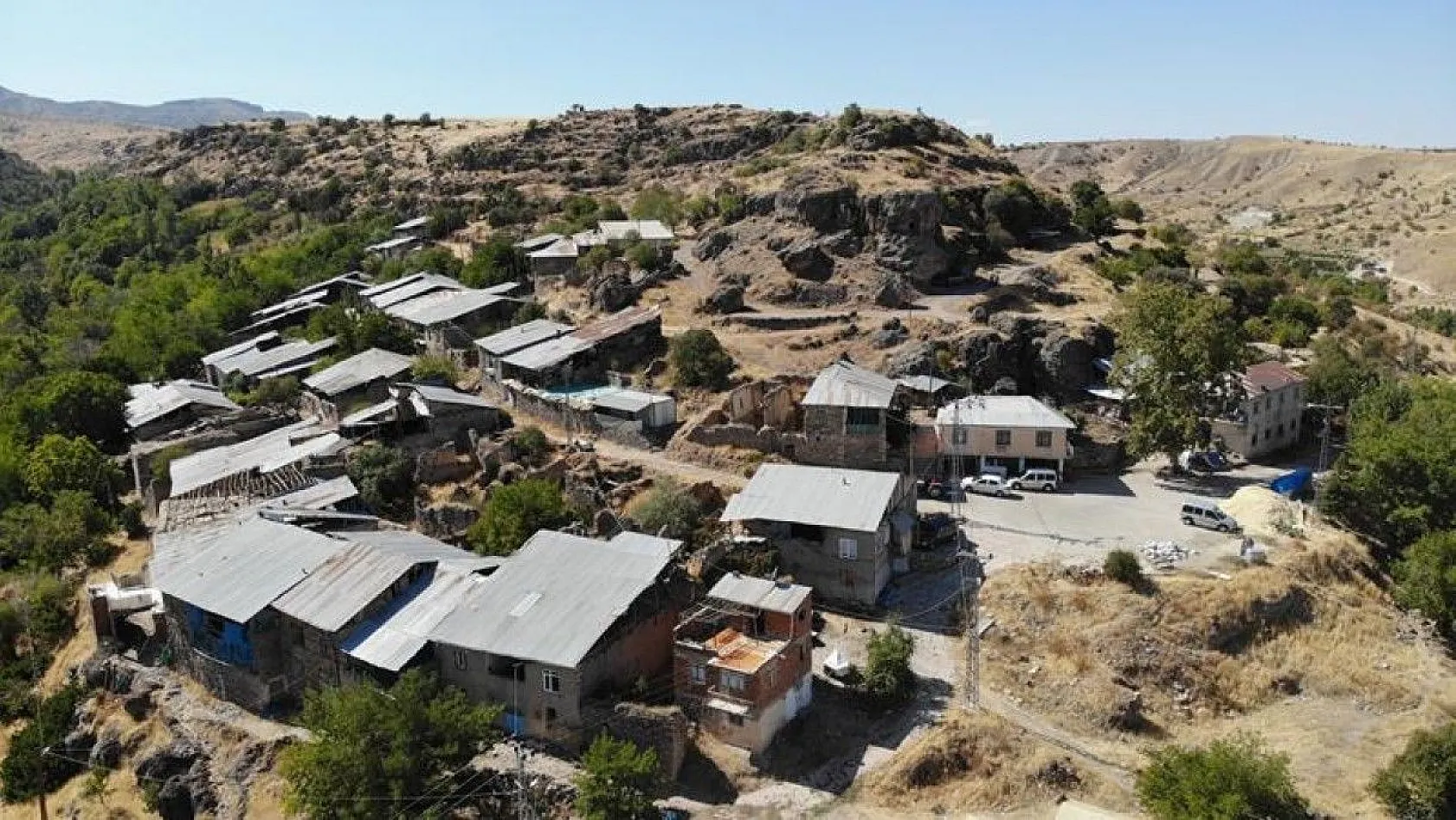 Elazığ'da dikkat çeken 'Delikli Kaya'