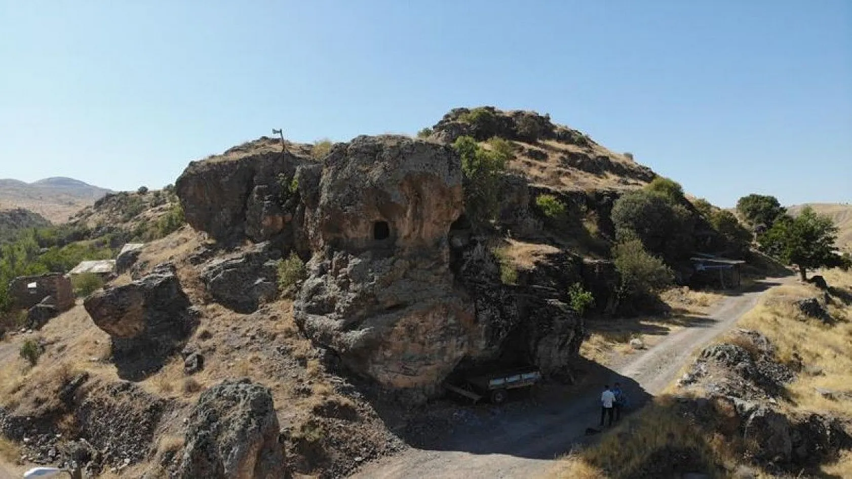Elazığ'da dikkat çeken 'Delikli Kaya'
