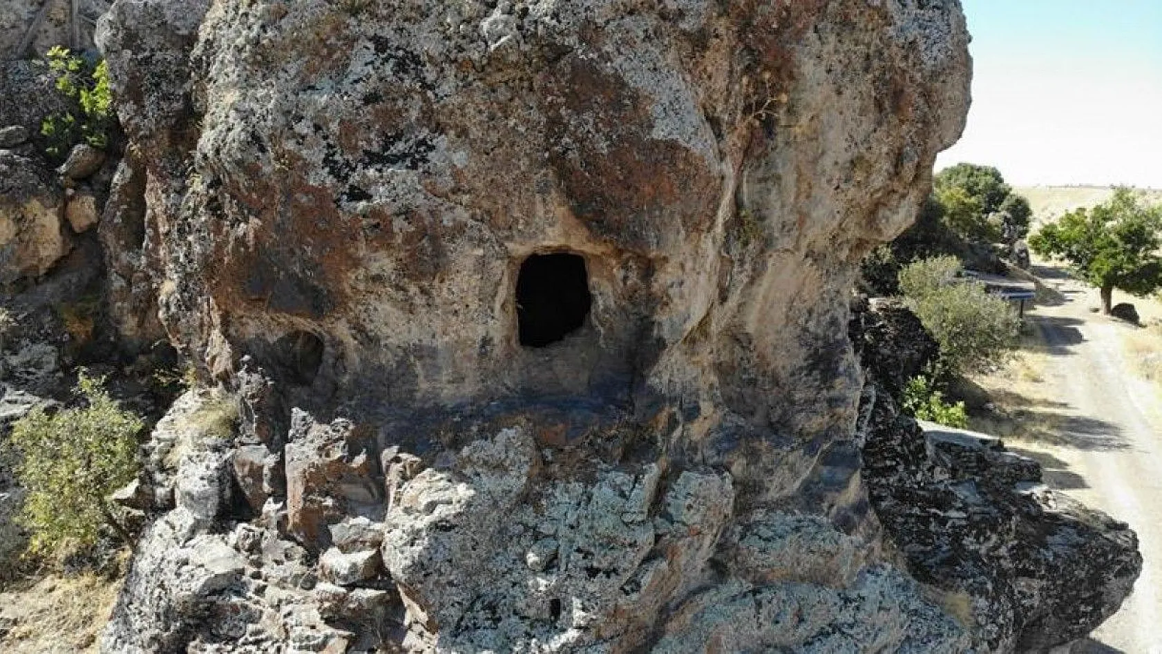 Elazığ'da dikkat çeken 'Delikli Kaya'