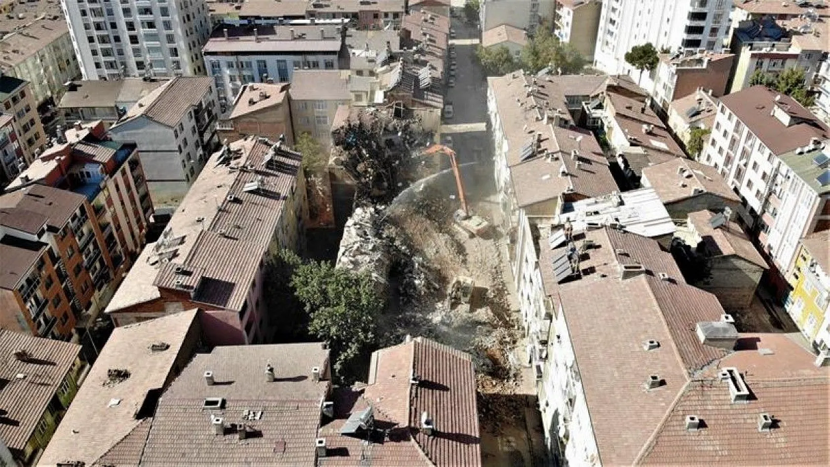 Elazığ'da deprem sonrası harabeye dönen 10 bin konut yıkıldı