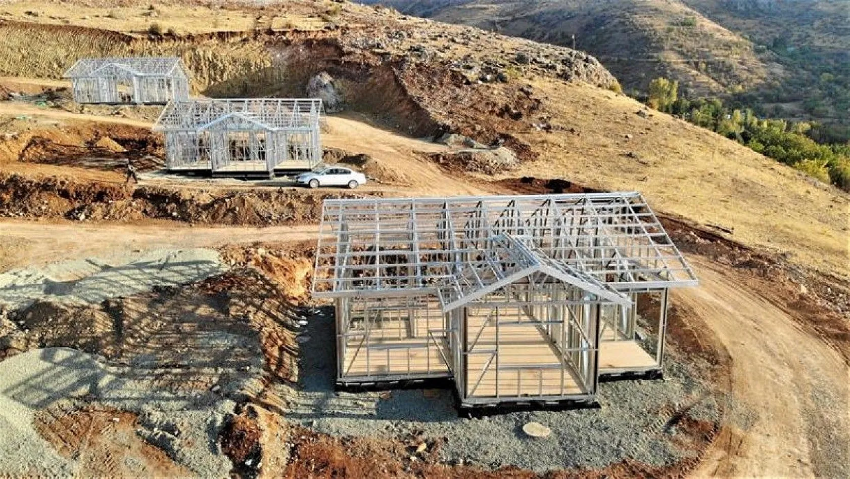 Köylerde de çelikten planlanan evler yükselmeye başladı