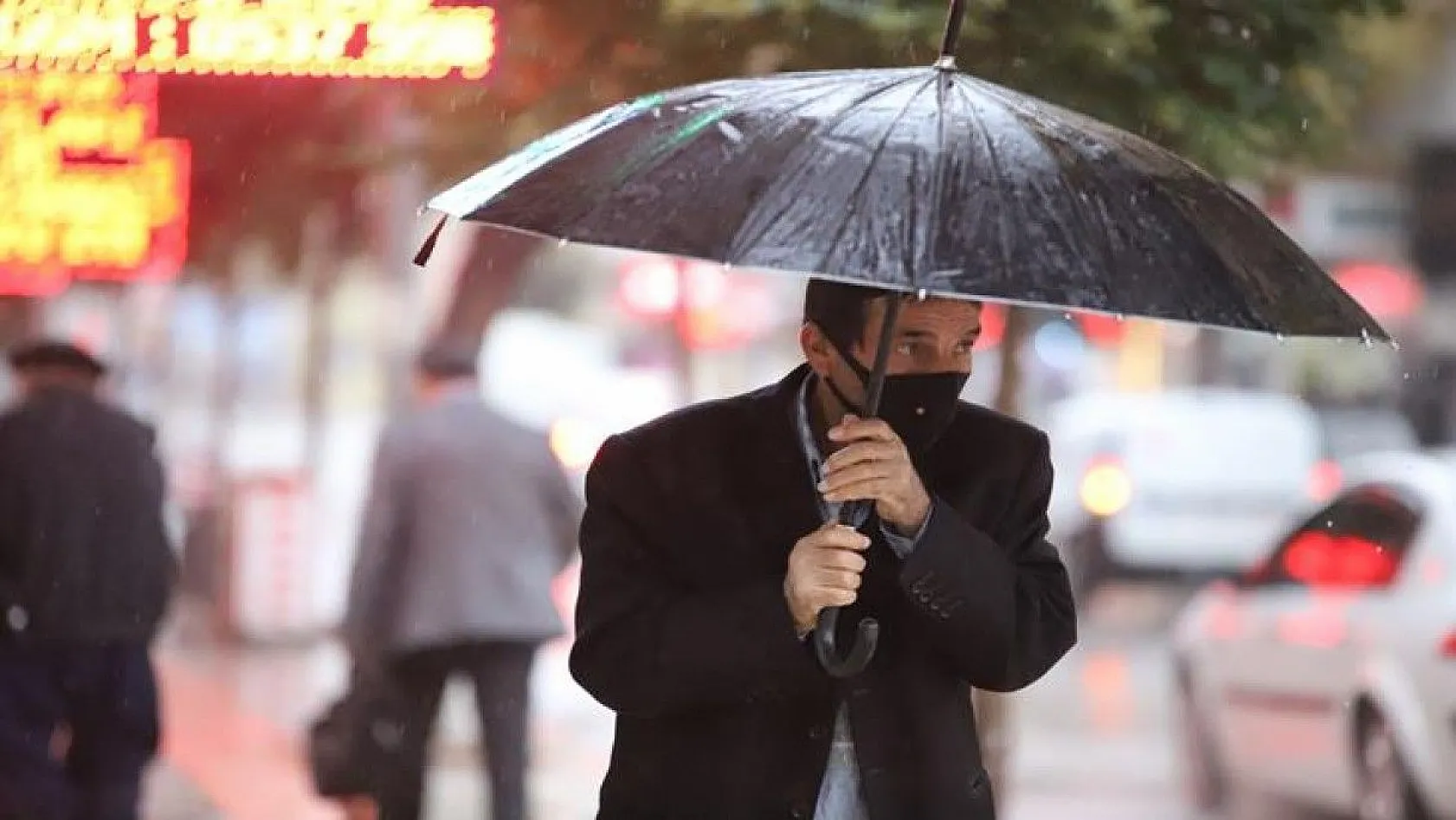 Elazığ'da sağanak yağış etkili oluyor