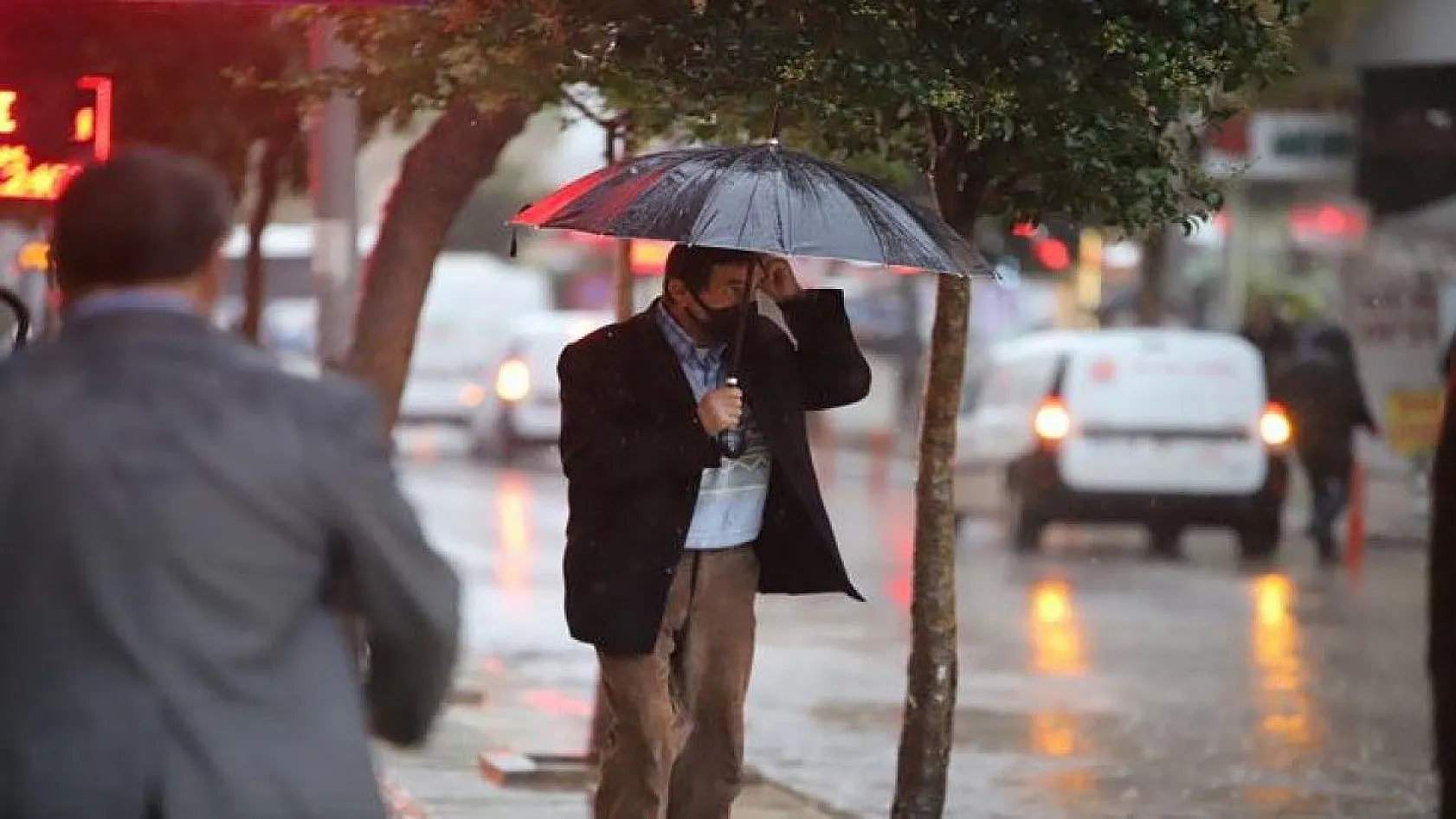 Elazığ'da sağanak yağış etkili oluyor