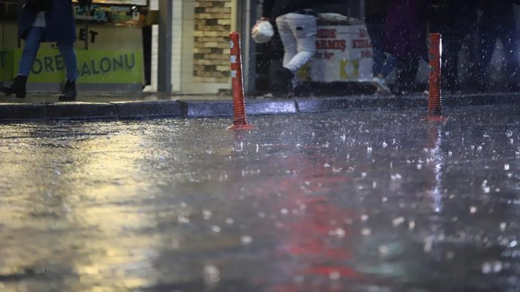 Elazığ'da sağanak yağış etkili oluyor