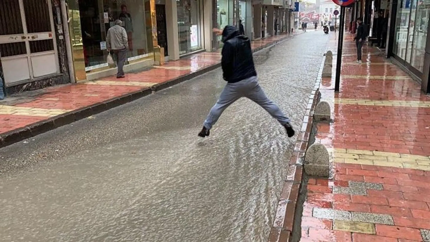 Elazığ'da sağanak yağış etkili oluyor