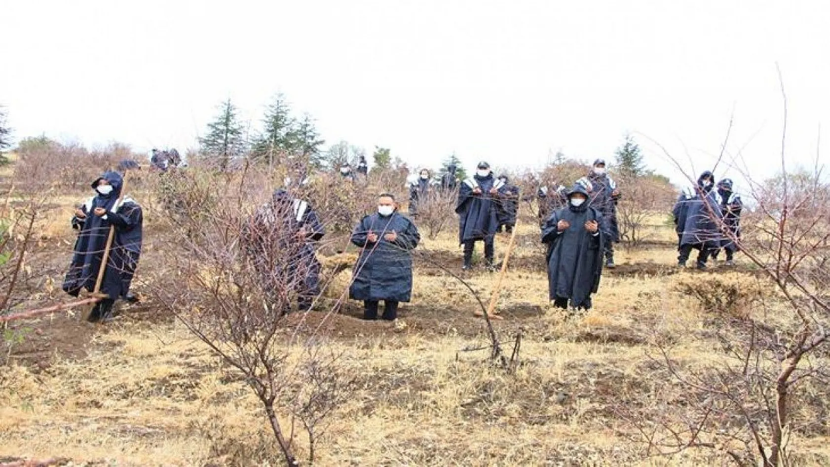 Elazığ polisi, depremlerde hayatını kaybedenleri unutmadı
