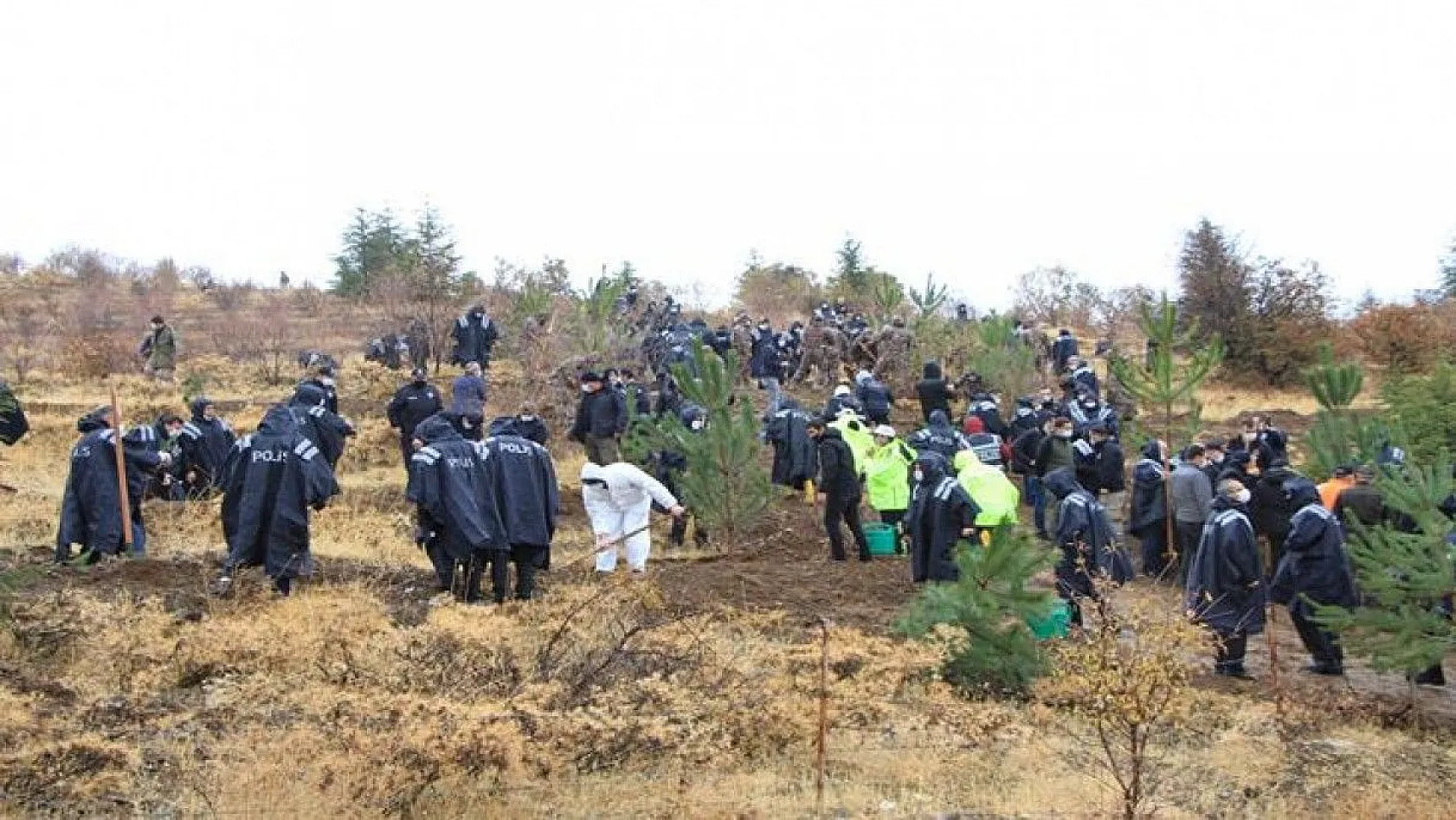Elazığ polisi, depremlerde hayatını kaybedenleri unutmadı
