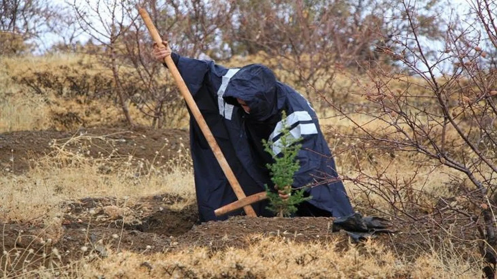 Elazığ polisi, depremlerde hayatını kaybedenleri unutmadı
