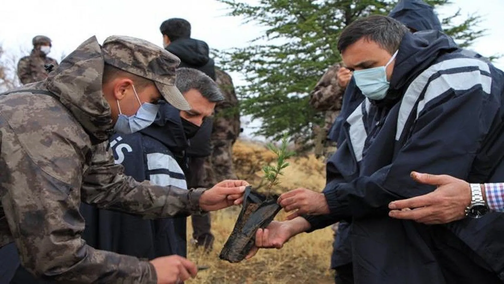 Elazığ polisi, depremlerde hayatını kaybedenleri unutmadı