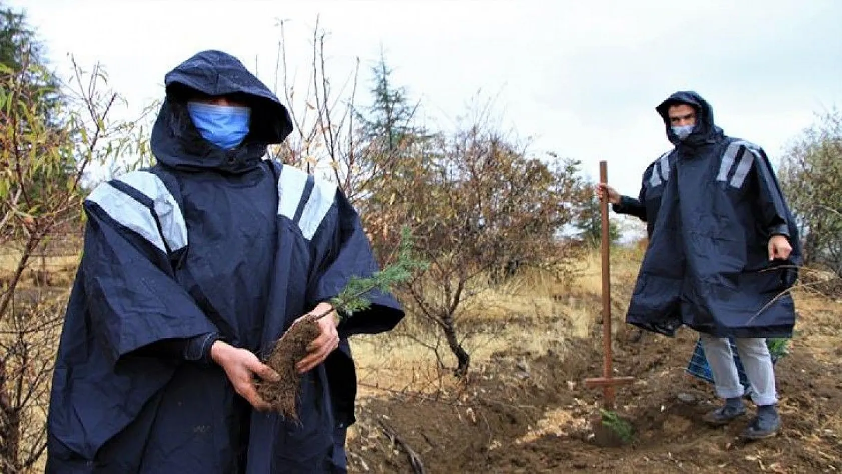 Elazığ polisi, depremlerde hayatını kaybedenleri unutmadı