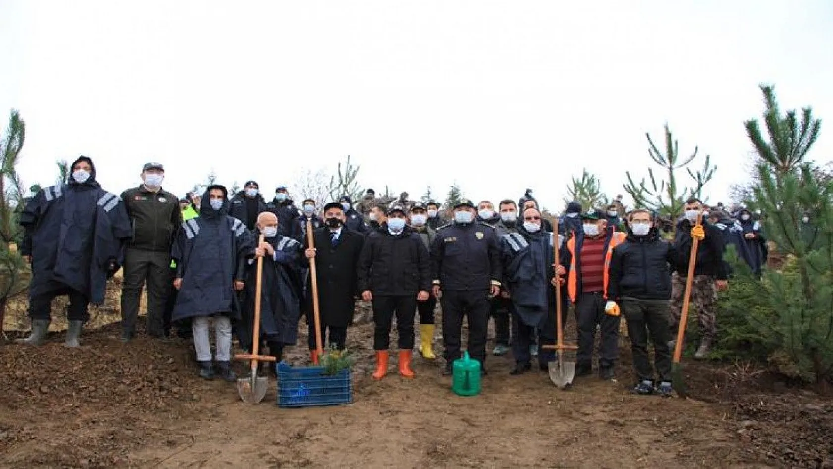 Elazığ polisi, depremlerde hayatını kaybedenleri unutmadı