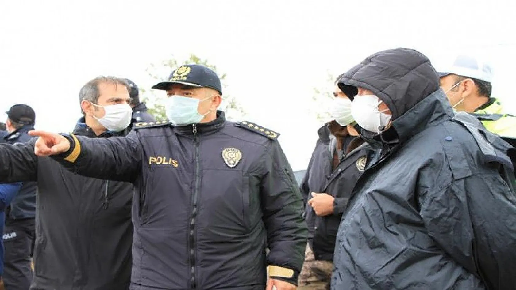 Elazığ polisi, depremlerde hayatını kaybedenleri unutmadı