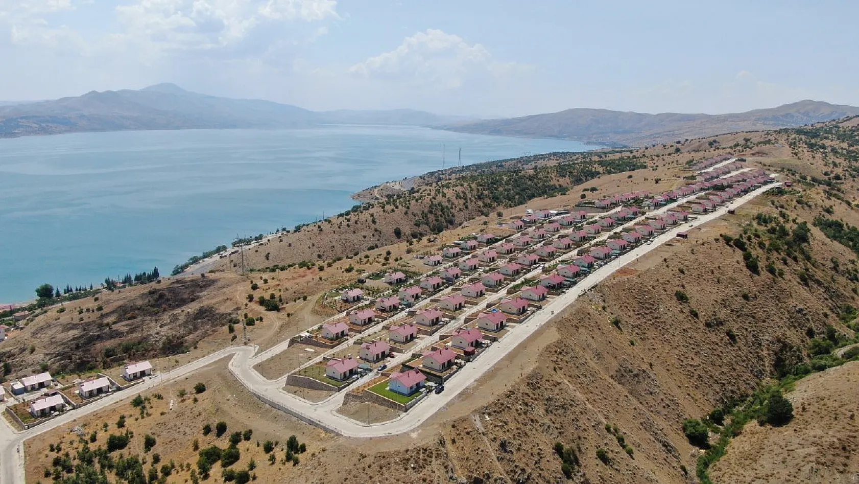 Deprem sonrası Elazığ'da yeni bir yaşam: Göl manzaralı çelik konstrüksiyonlu evler