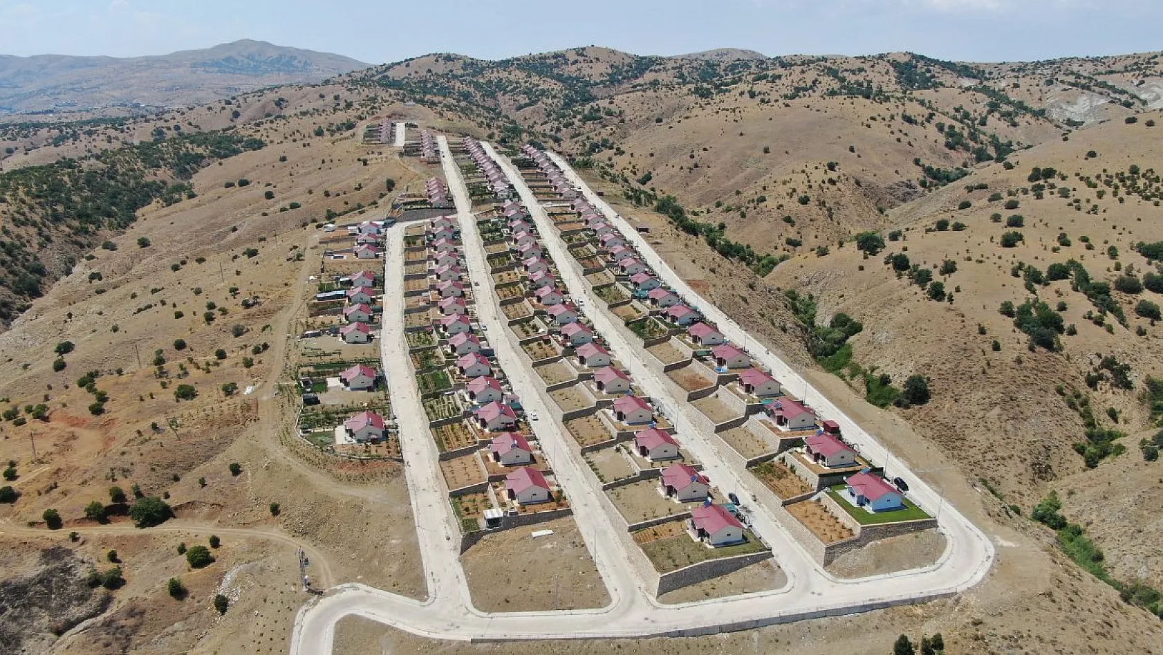 Deprem sonrası Elazığ'da yeni bir yaşam: Göl manzaralı çelik konstrüksiyonlu evler