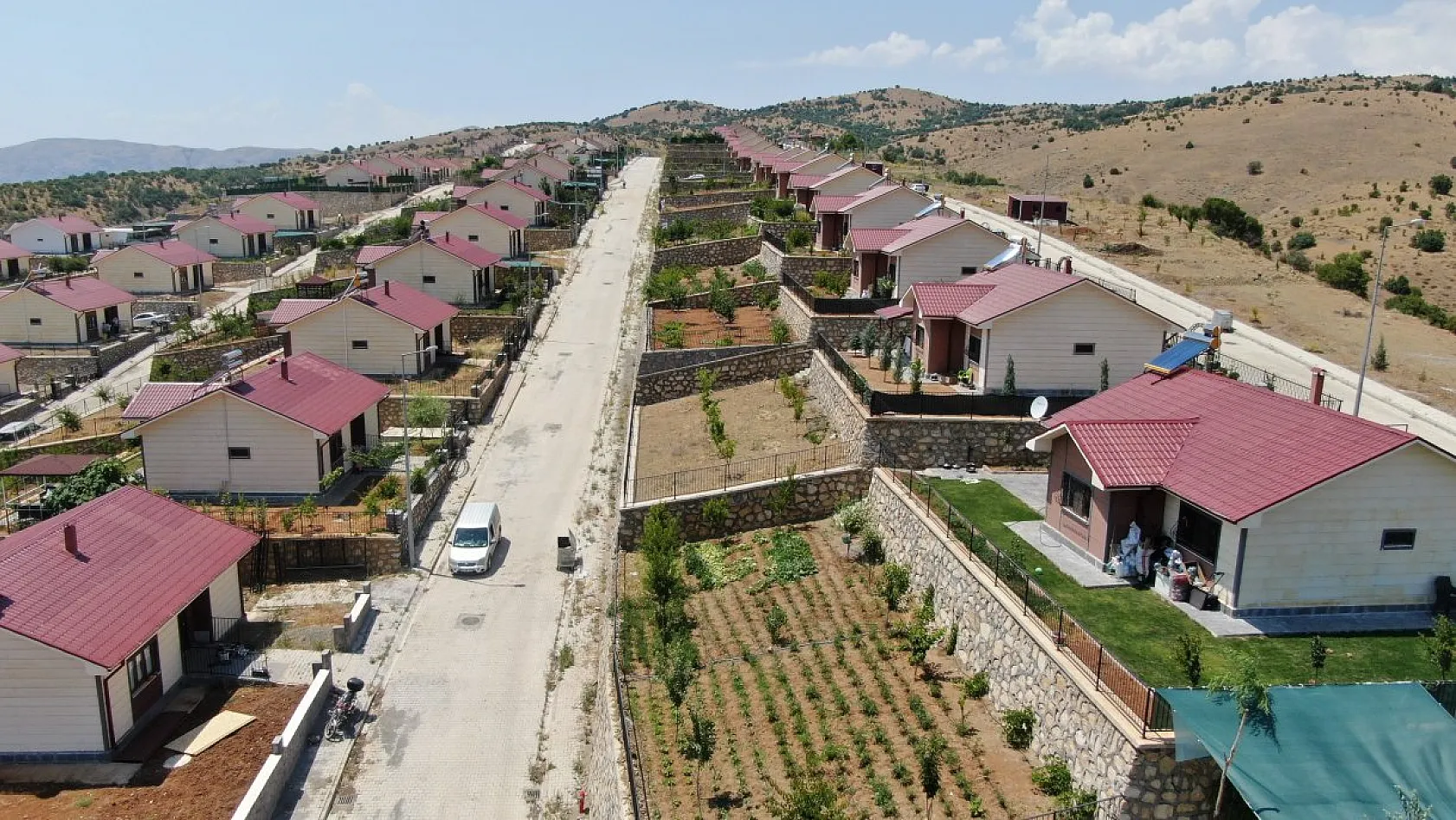 Deprem sonrası Elazığ'da yeni bir yaşam: Göl manzaralı çelik konstrüksiyonlu evler