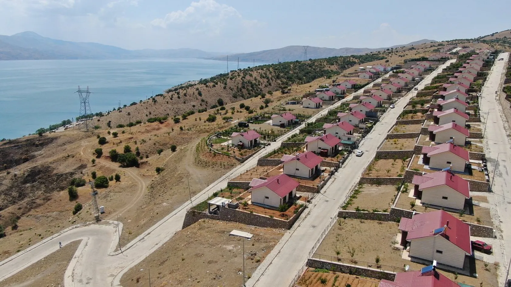 Deprem sonrası Elazığ'da yeni bir yaşam: Göl manzaralı çelik konstrüksiyonlu evler