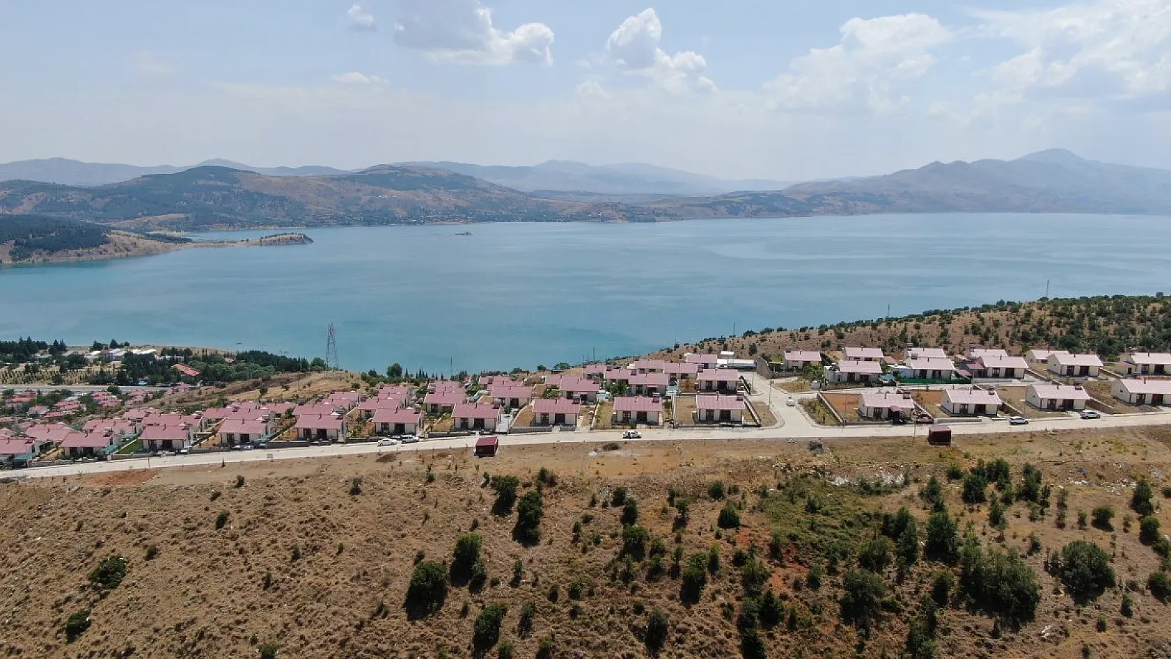 Deprem sonrası Elazığ'da yeni bir yaşam: Göl manzaralı çelik konstrüksiyonlu evler