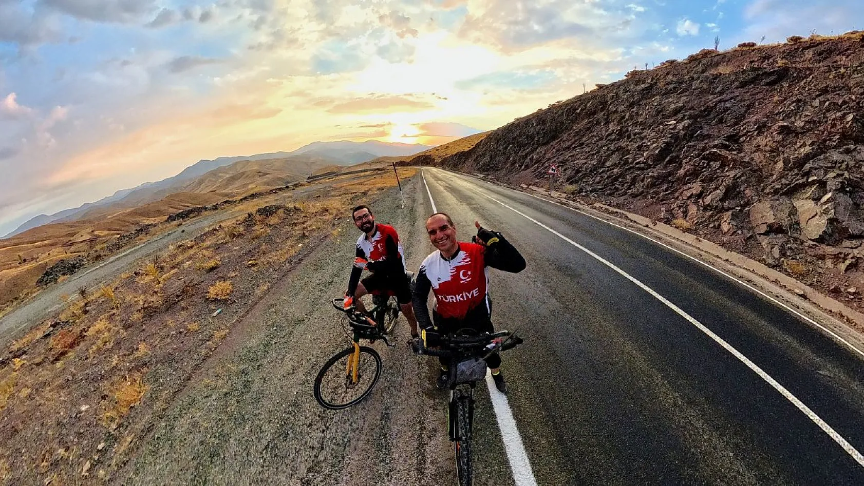 Elazığlı sporculardan 450 km'lik bisiklet turu: Nemrut ve göbeklitepe keşfi
