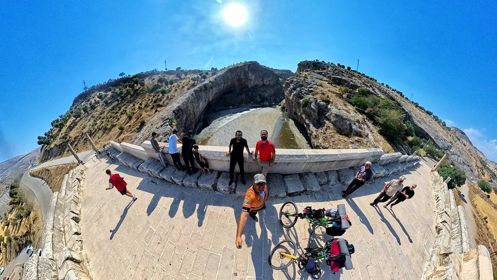 Elazığlı sporculardan 450 km'lik bisiklet turu: Nemrut ve göbeklitepe keşfi