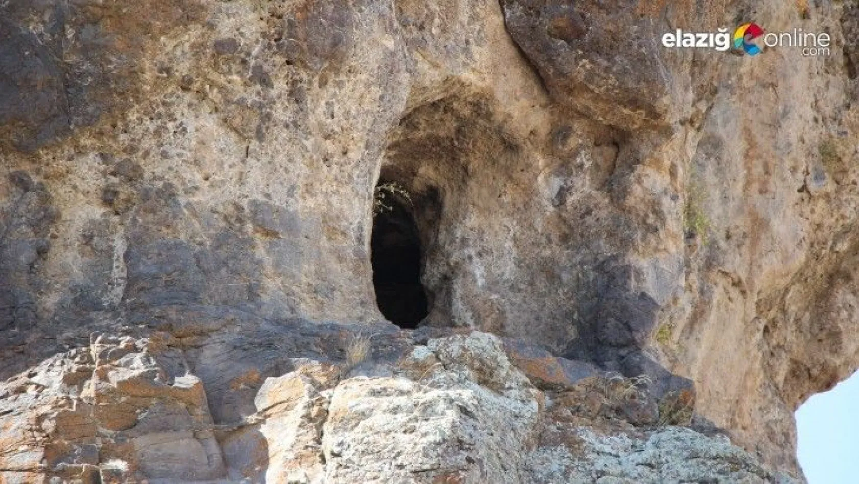 Elazığ'da dikkat çeken 'Delikli Kaya'