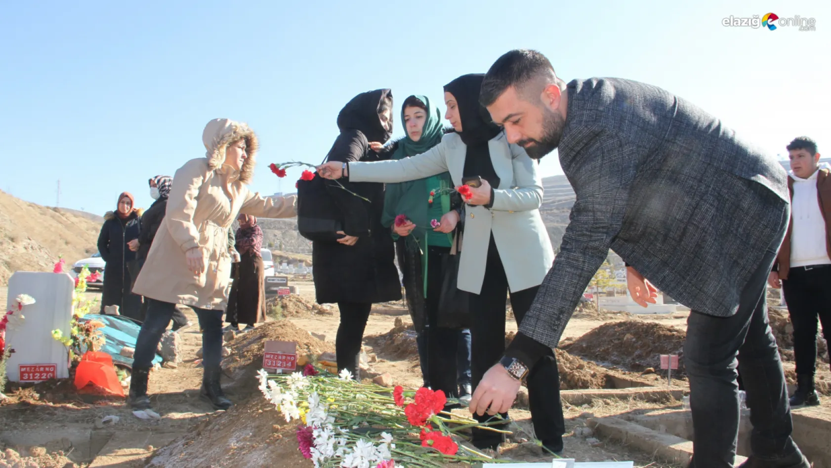 Elazığlılar kimsesizler mezarlığına gömülen engelli kızın ailesi oldu