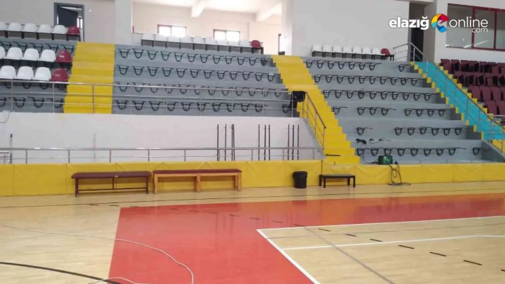 Elazığ'da spor salonu bakım onarım çalışmaları sürüyor