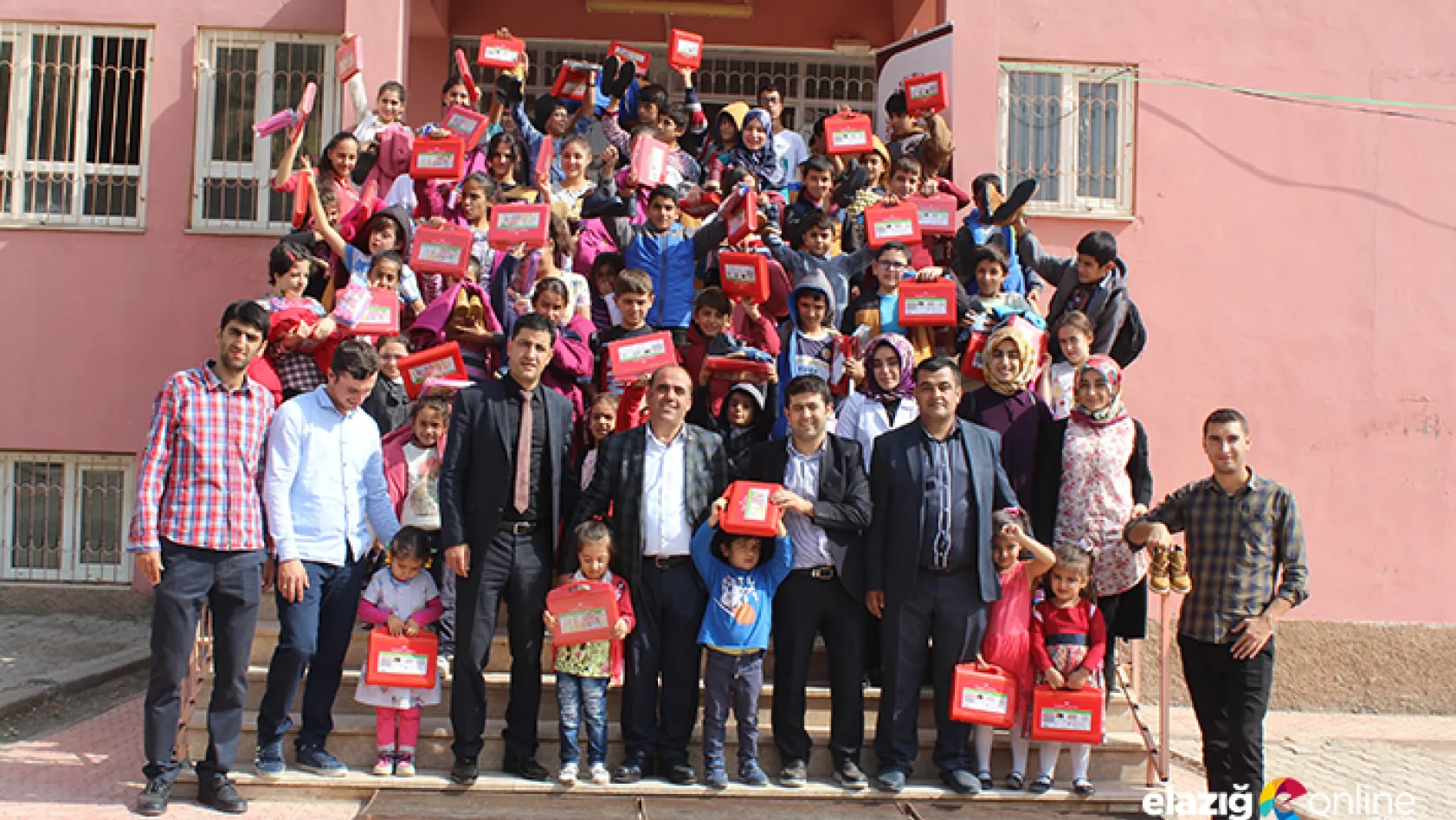 Köy okullarındaki 348 çocuğa kıyafet ve kırtasiye desteği