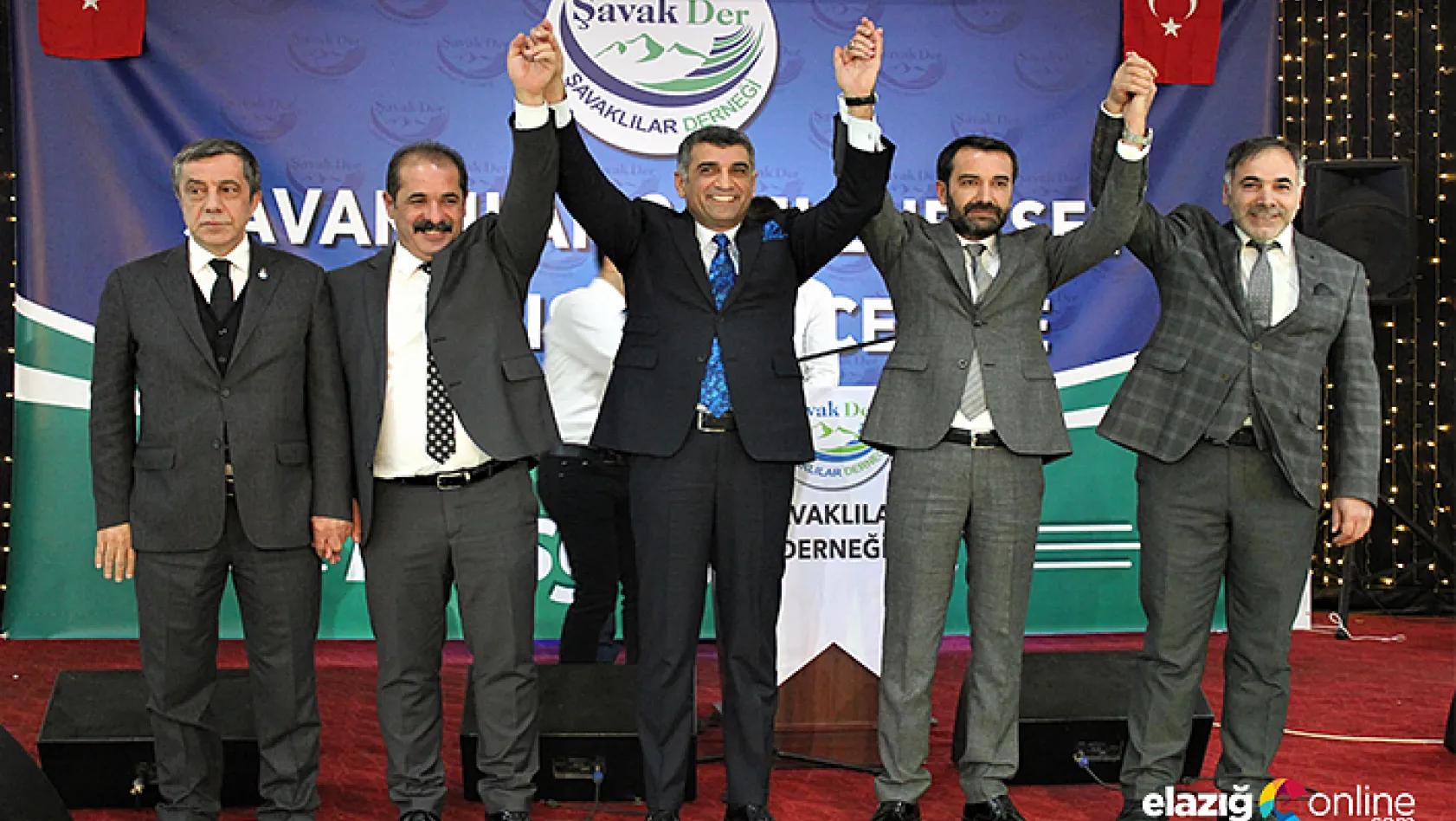 Elazığ'da belediye başkan adayları el ele