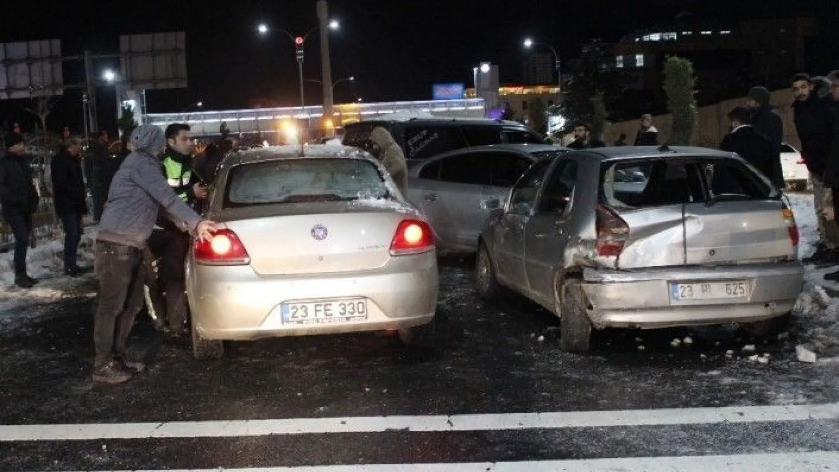Elazığ'da 2 farklı zincirleme kazada 23 araç birbirine girdi