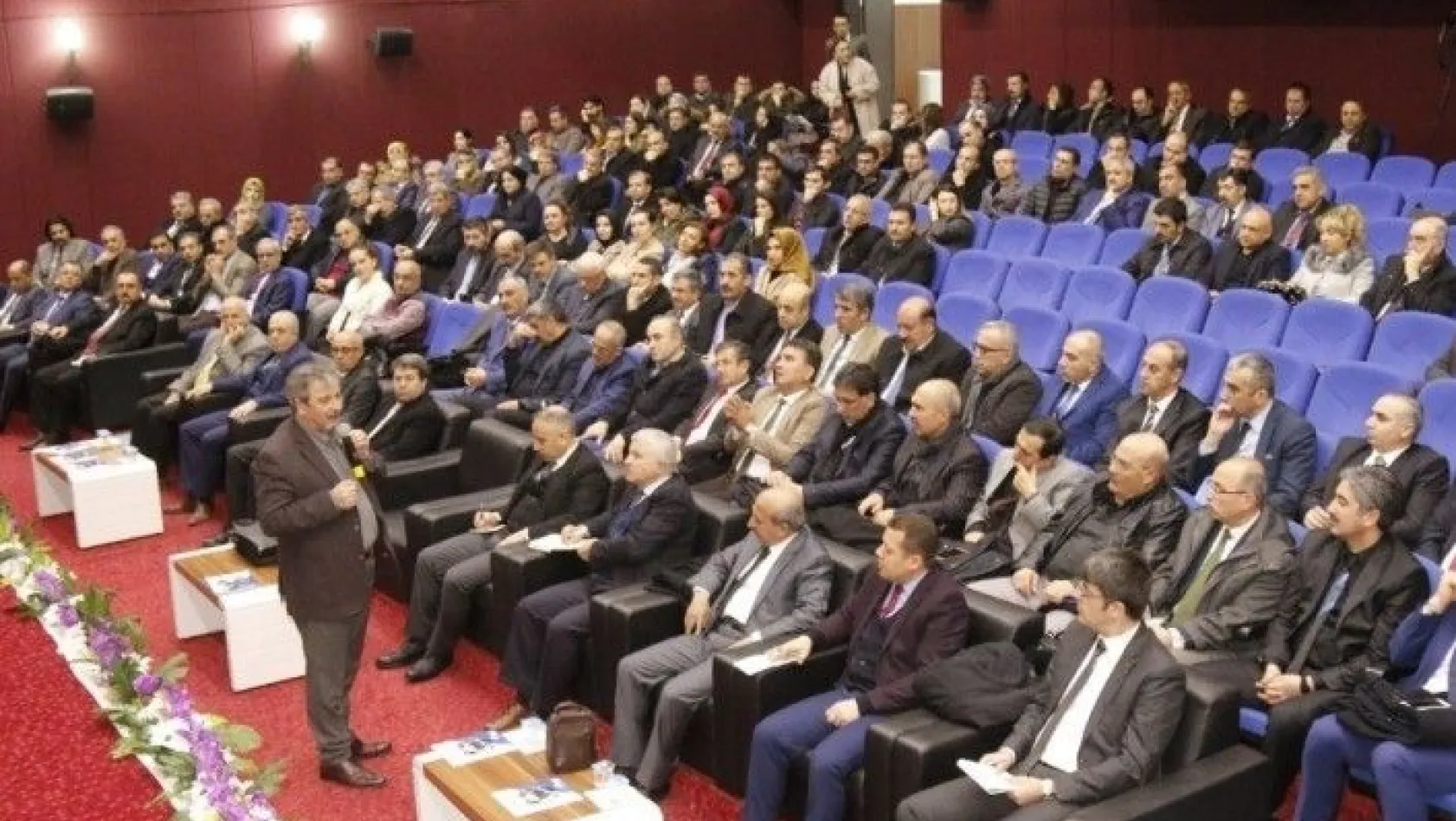 Elazığ'da 'Etkili Yönetim ve Liderlik' konferansı