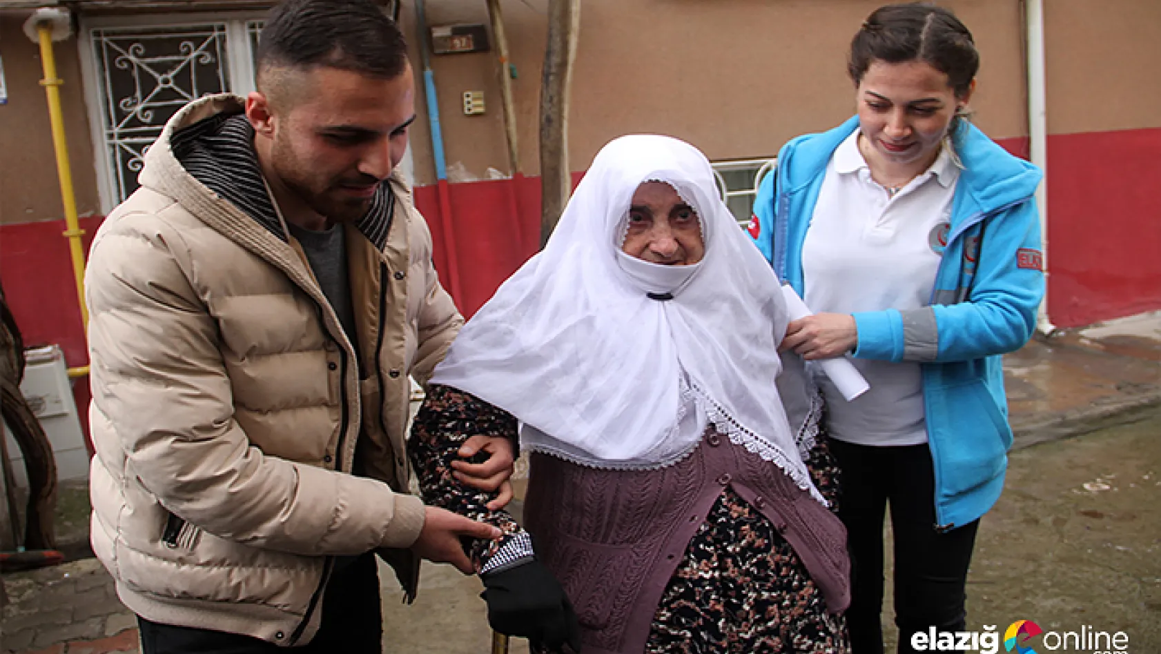 Elazığ'da hasta ve engelliler sandığa taşındı