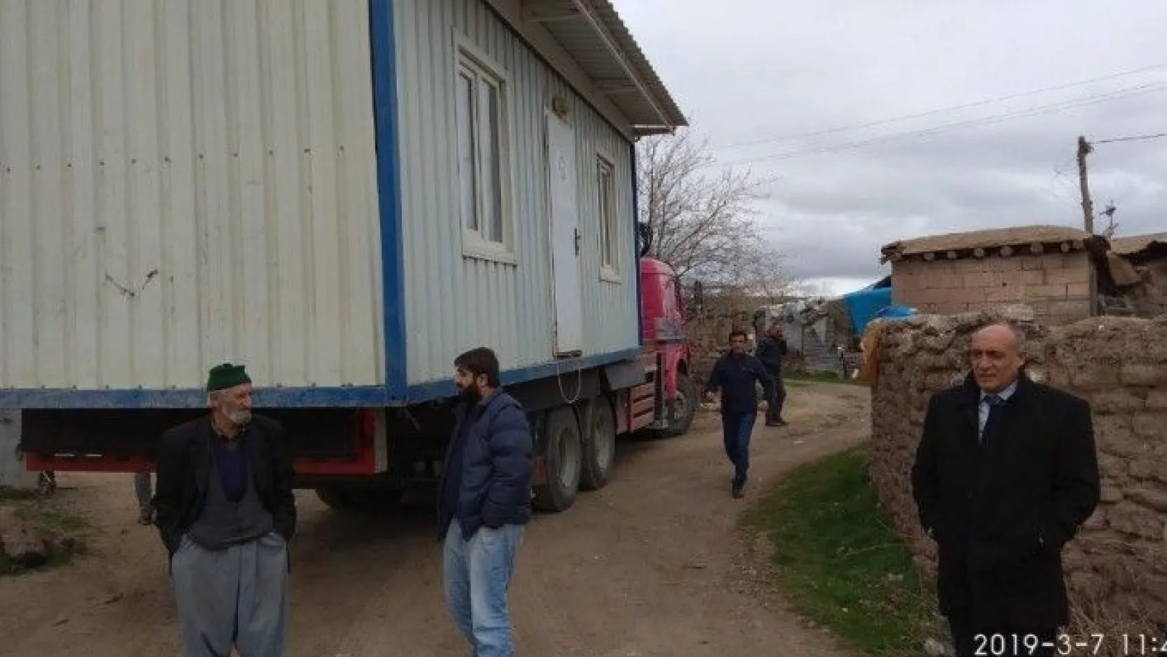 Elazığ'da evi yanan aileye konteyner ev verildi